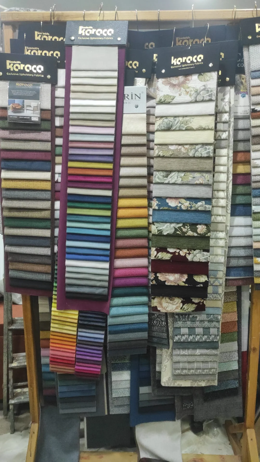 Renkli ve desenli döşemelik kumaş kartelaları